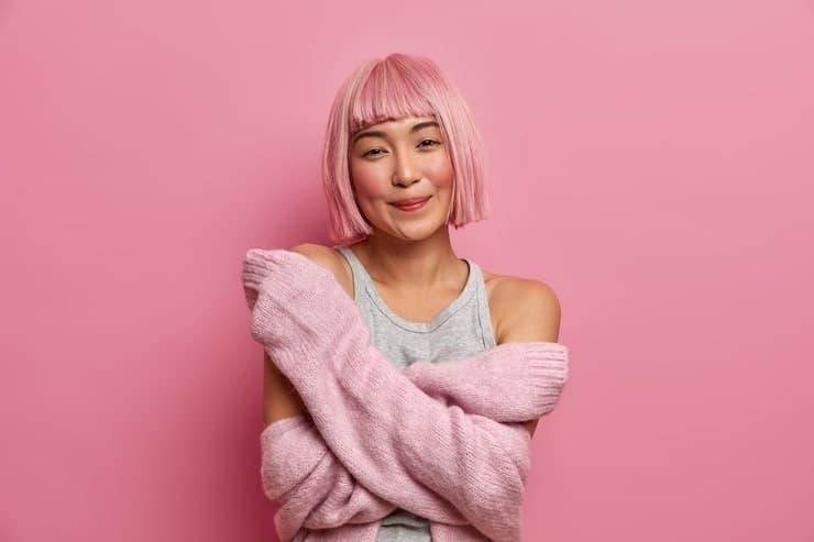 Top 7 Tricks on how to keep curly wig looking wet Without Greasy Residue