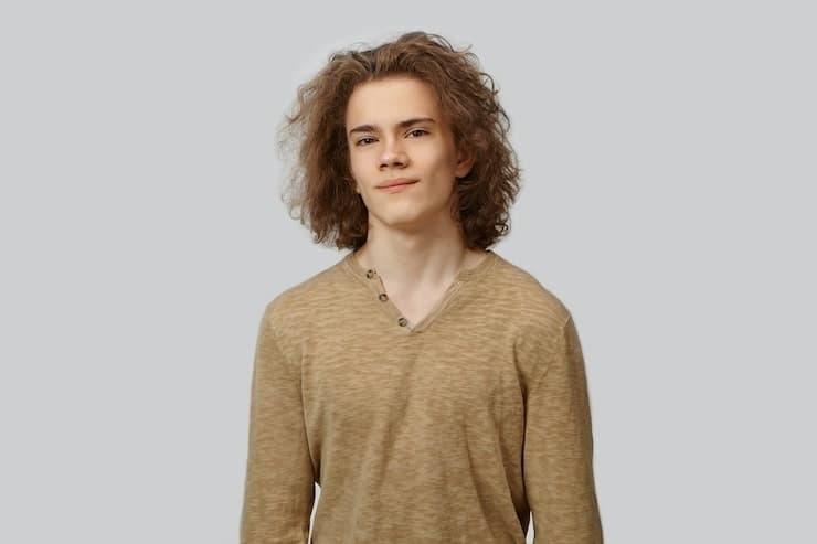 does steven tyler wear a wig experts weigh in on his hair secrets and stage style